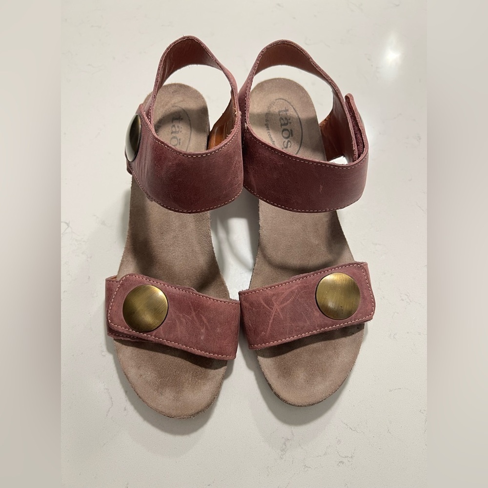 Taos Carousel Womens Size 40 Red Casual Walking Flip Flop Strap Wedge Sanada